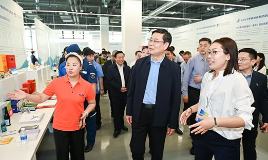 尊龙凯时人生就是博·中国集团全新自主研发高新科技设备吸睛青岛市科技运动周